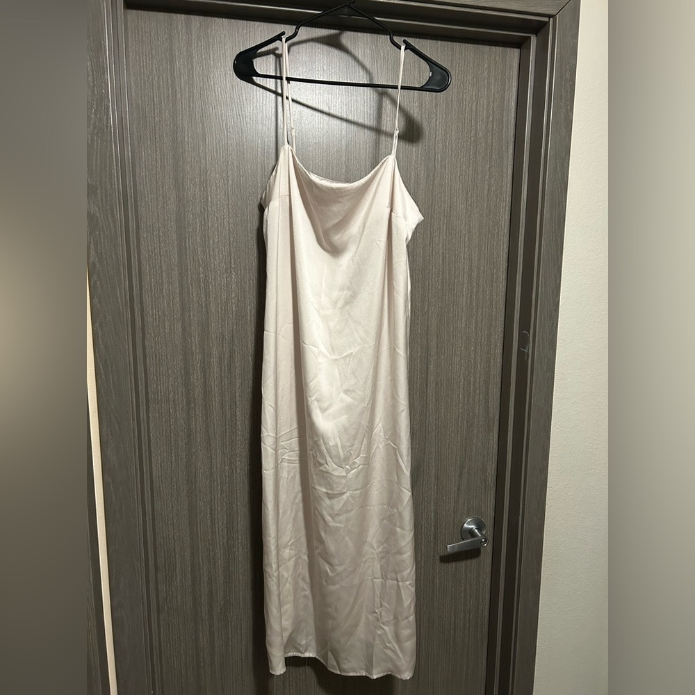 H&M Creme Midi Dress - M